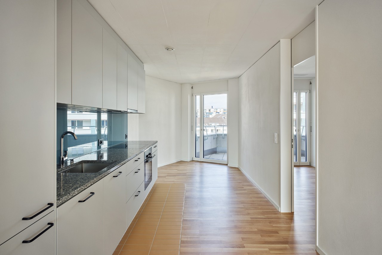 Küchenbereich 4.5-Zimmer-Wohnung Wohnhaus B (Bild: Karin Gauch und Fabien Schwartz, Zürich)